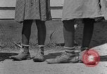 Standbild Afroamerikanische Kinder basteln Calhoun Alabama USA, 1940, aus Sekunde 59 historischem Filmmaterial Videoclip 65675050046