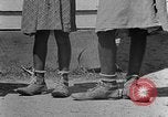 Standbild Afroamerikanische Kinder basteln Calhoun Alabama USA, 1940, aus Sekunde 60 historischem Filmmaterial Videoclip 65675050046