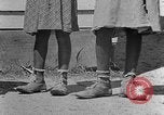 Standbild Afroamerikanische Kinder basteln Calhoun Alabama USA, 1940, aus Sekunde 61 historischem Filmmaterial Videoclip 65675050046