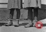 Standbild Afroamerikanische Kinder basteln Calhoun Alabama USA, 1940, aus Sekunde 62 historischem Filmmaterial Videoclip 65675050046