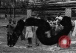 Standbild Afroamerikanische Kinder die Calisthenics machen Calhoun Alabama USA, 1940, aus Sekunde 1 historischem Filmmaterial Videoclip 65675050047