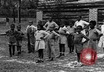 Standbild Afroamerikanische Kinder die Calisthenics machen Calhoun Alabama USA, 1940, aus Sekunde 6 historischem Filmmaterial Videoclip 65675050047