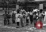 Standbild Afroamerikanische Kinder die Calisthenics machen Calhoun Alabama USA, 1940, aus Sekunde 7 historischem Filmmaterial Videoclip 65675050047