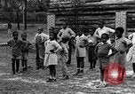 Standbild Afroamerikanische Kinder die Calisthenics machen Calhoun Alabama USA, 1940, aus Sekunde 9 historischem Filmmaterial Videoclip 65675050047