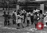 Standbild Afroamerikanische Kinder die Calisthenics machen Calhoun Alabama USA, 1940, aus Sekunde 10 historischem Filmmaterial Videoclip 65675050047