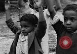 Standbild Afroamerikanische Kinder die Calisthenics machen Calhoun Alabama USA, 1940, aus Sekunde 22 historischem Filmmaterial Videoclip 65675050047