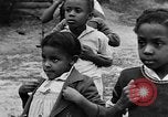 Standbild Afroamerikanische Kinder die Calisthenics machen Calhoun Alabama USA, 1940, aus Sekunde 23 historischem Filmmaterial Videoclip 65675050047