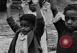 Standbild Afroamerikanische Kinder die Calisthenics machen Calhoun Alabama USA, 1940, aus Sekunde 24 historischem Filmmaterial Videoclip 65675050047