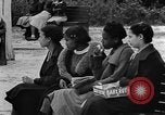 Standbild Afroamerikanische Kinder spielen Calhoun Alabama USA, 1940, aus Sekunde 25 historischem Filmmaterial Videoclip 65675050051