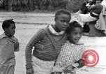 Standbild Afroamerikanische Kinder spielen Calhoun Alabama USA, 1940, aus Sekunde 47 historischem Filmmaterial Videoclip 65675050051