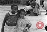 Standbild Afroamerikanische Kinder spielen Calhoun Alabama USA, 1940, aus Sekunde 50 historischem Filmmaterial Videoclip 65675050051