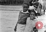 Standbild Afroamerikanische Kinder spielen Calhoun Alabama USA, 1940, aus Sekunde 54 historischem Filmmaterial Videoclip 65675050051