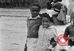 Standbild Afroamerikanische Kinder spielen Calhoun Alabama USA, 1940, aus Sekunde 55 historischem Filmmaterial Videoclip 65675050051