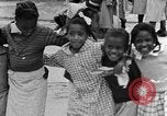 Standbild Afroamerikanische Kinder spielen Calhoun Alabama USA, 1940, aus Sekunde 56 historischem Filmmaterial Videoclip 65675050051