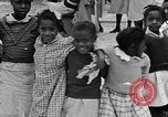 Standbild Afroamerikanische Kinder spielen Calhoun Alabama USA, 1940, aus Sekunde 58 historischem Filmmaterial Videoclip 65675050051