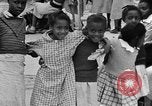 Standbild Afroamerikanische Kinder spielen Calhoun Alabama USA, 1940, aus Sekunde 59 historischem Filmmaterial Videoclip 65675050051