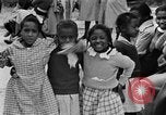 Standbild Afroamerikanische Kinder spielen Calhoun Alabama USA, 1940, aus Sekunde 60 historischem Filmmaterial Videoclip 65675050051