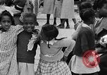 Standbild Afroamerikanische Kinder spielen Calhoun Alabama USA, 1940, aus Sekunde 62 historischem Filmmaterial Videoclip 65675050051