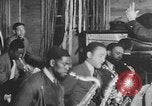 Standbild Afrikanische amerikanische Studenten Studium Tanz Calhoun Alabama USA, 1940, aus Sekunde 10 historischem Filmmaterial Videoclip 65675050057