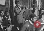 Standbild Afrikanische amerikanische Studenten Studium Tanz Calhoun Alabama USA, 1940, aus Sekunde 13 historischem Filmmaterial Videoclip 65675050057