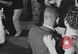 Standbild Afrikanische amerikanische Studenten Studium Tanz Calhoun Alabama USA, 1940, aus Sekunde 56 historischem Filmmaterial Videoclip 65675050057