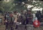 Immagine di Libanesi clean-up degli equipaggi Beirut Libano, 1983, secondo 4 filmato di repertorio 65675050080