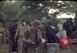 Immagine di Libanesi clean-up degli equipaggi Beirut Libano, 1983, secondo 5 filmato di repertorio 65675050080