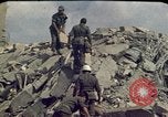 Immagine di Pulire gli equipaggi Beirut Libano, 1983, secondo 56 filmato di repertorio 65675050084