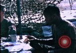 Immagine di 60mm equipaggio di malta Beirut Libano, 1983, secondo 53 filmato di repertorio 65675050096