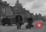 Immagine di Vecchia coppia La Haye du Puits Francia, 1944, secondo 4 filmato di repertorio 65675050171