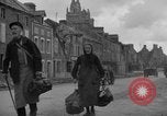 Immagine di Vecchia coppia La Haye du Puits Francia, 1944, secondo 9 filmato di repertorio 65675050171
