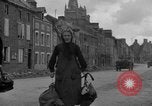 Immagine di Vecchia coppia La Haye du Puits Francia, 1944, secondo 11 filmato di repertorio 65675050171