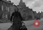Immagine di Vecchia coppia La Haye du Puits Francia, 1944, secondo 12 filmato di repertorio 65675050171