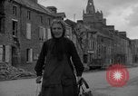 Immagine di Vecchia coppia La Haye du Puits Francia, 1944, secondo 13 filmato di repertorio 65675050171