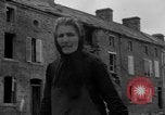 Immagine di Vecchia coppia La Haye du Puits Francia, 1944, secondo 15 filmato di repertorio 65675050171