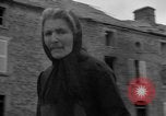 Immagine di Vecchia coppia La Haye du Puits Francia, 1944, secondo 16 filmato di repertorio 65675050171