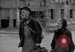 Immagine di Vecchia coppia La Haye du Puits Francia, 1944, secondo 17 filmato di repertorio 65675050171