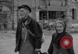 Immagine di Vecchia coppia La Haye du Puits Francia, 1944, secondo 18 filmato di repertorio 65675050171
