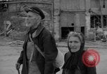 Immagine di Vecchia coppia La Haye du Puits Francia, 1944, secondo 19 filmato di repertorio 65675050171