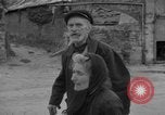 Immagine di Vecchia coppia La Haye du Puits Francia, 1944, secondo 20 filmato di repertorio 65675050171