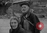 Immagine di Vecchia coppia La Haye du Puits Francia, 1944, secondo 21 filmato di repertorio 65675050171