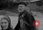 Immagine di Vecchia coppia La Haye du Puits Francia, 1944, secondo 22 filmato di repertorio 65675050171