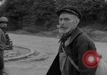 Immagine di Vecchia coppia La Haye du Puits Francia, 1944, secondo 23 filmato di repertorio 65675050171