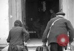 Immagine di Vecchia coppia La Haye du Puits Francia, 1944, secondo 24 filmato di repertorio 65675050171