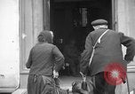 Immagine di Vecchia coppia La Haye du Puits Francia, 1944, secondo 25 filmato di repertorio 65675050171