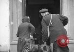Immagine di Vecchia coppia La Haye du Puits Francia, 1944, secondo 26 filmato di repertorio 65675050171