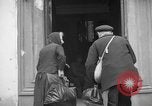 Immagine di Vecchia coppia La Haye du Puits Francia, 1944, secondo 27 filmato di repertorio 65675050171