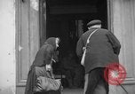 Immagine di Vecchia coppia La Haye du Puits Francia, 1944, secondo 28 filmato di repertorio 65675050171