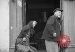 Immagine di Vecchia coppia La Haye du Puits Francia, 1944, secondo 29 filmato di repertorio 65675050171