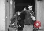 Immagine di Vecchia coppia La Haye du Puits Francia, 1944, secondo 30 filmato di repertorio 65675050171